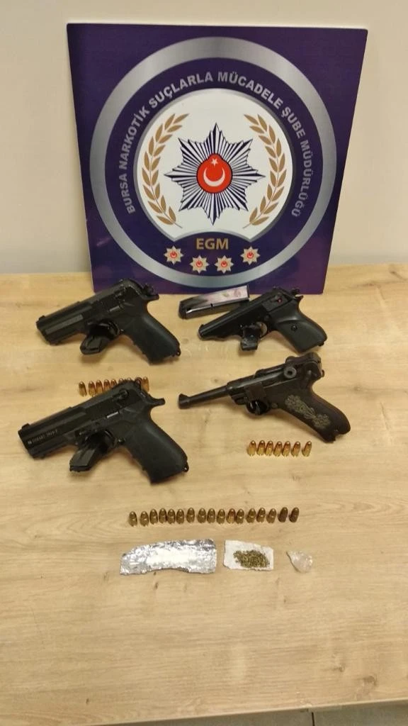 100 yıllık silahla uyuşturucu ticareti yapacaklardı